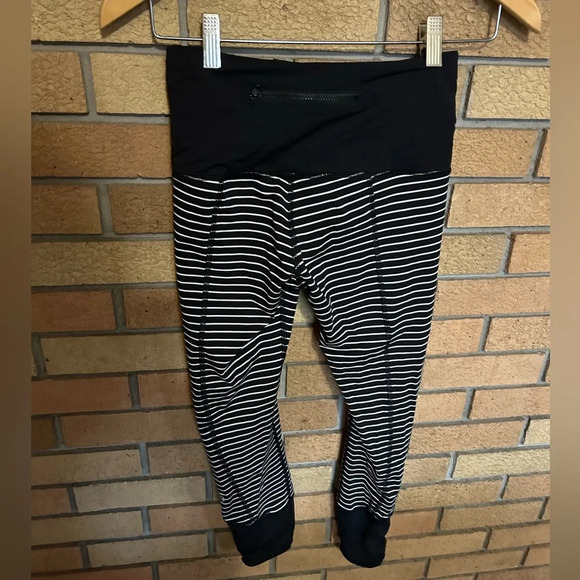 Lululemon Runday Crops Parallel Stripe Black & White Athletic Leggings Size 2 - Picture 6 of 8